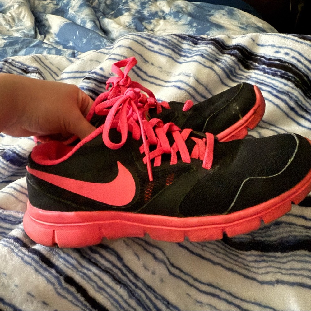 Nike Women's Black and Pink Running Shoes